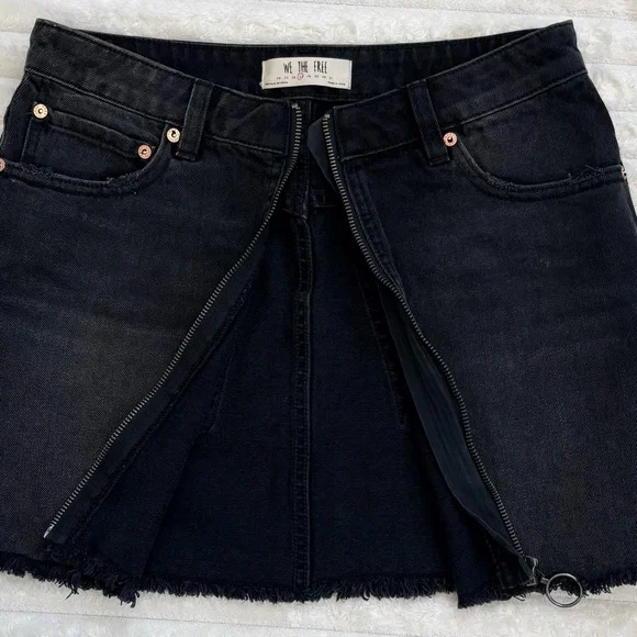 Free People WE THE FREE Black Denim Mini Skirt Full Front Zip Size 27 Raw Hem - Picture 5 of 6